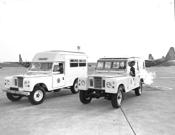 Defender und Land Rover Classic lassen ein klassisches Ambulanzfahrzeug der Serie IIA des Roten Kreuzes wieder aufleben, um das 70&#8209;jährige Bestehen der langjährigen Partnerschaft mit der humanitären Organisation zu feiern